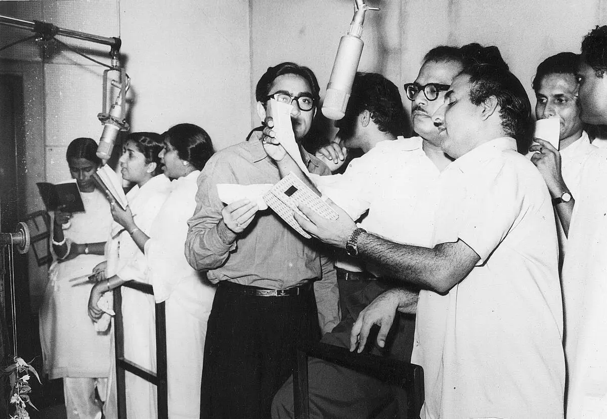 Playback singers Lata Mangeshkar, Asha Bhosle, Manna Dey, and Mohammed Rafi rehearse for a marathon qawwali sequence in Intezar.