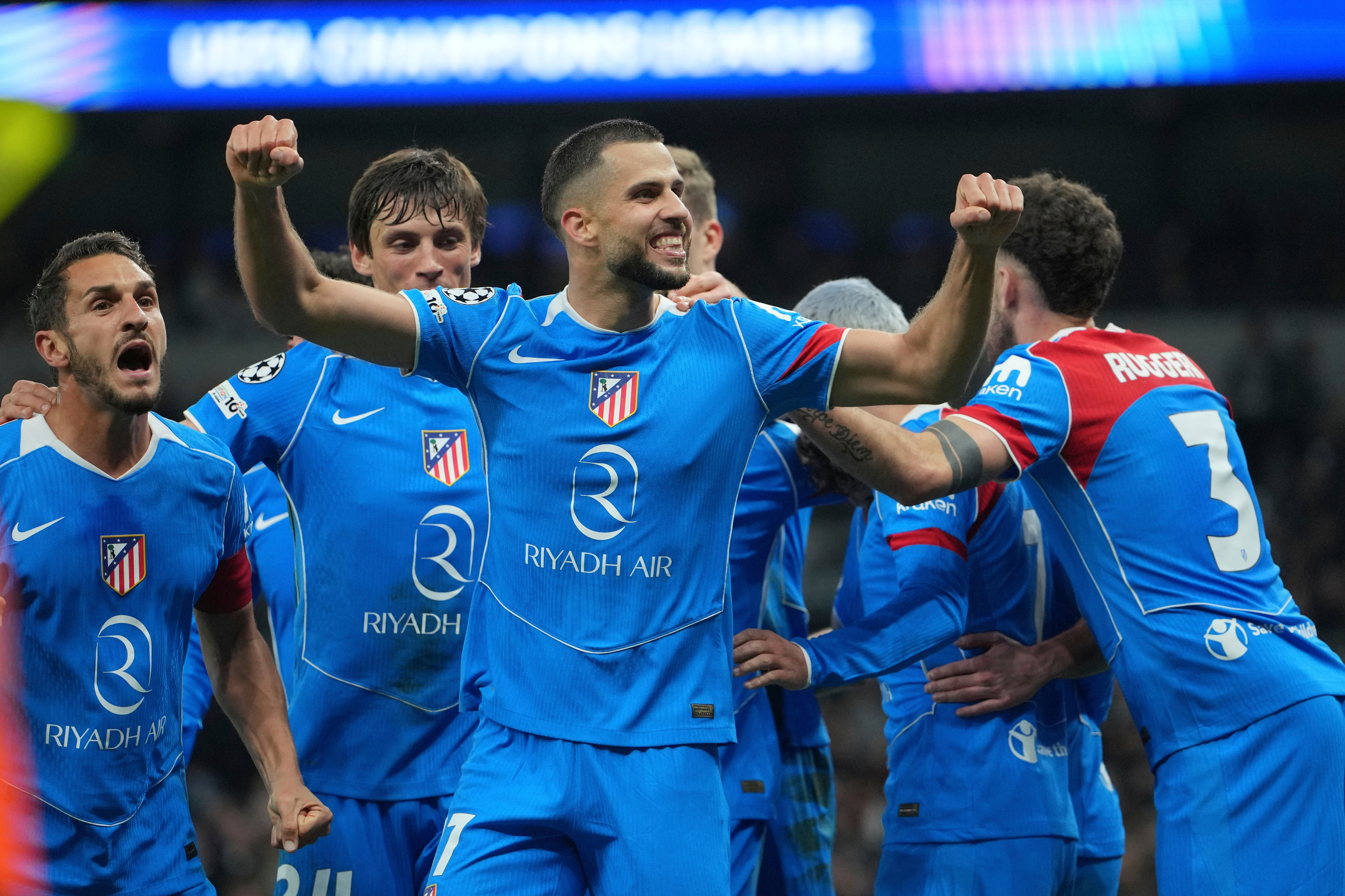 Hancko celebra su gol ante el Tottenham.
