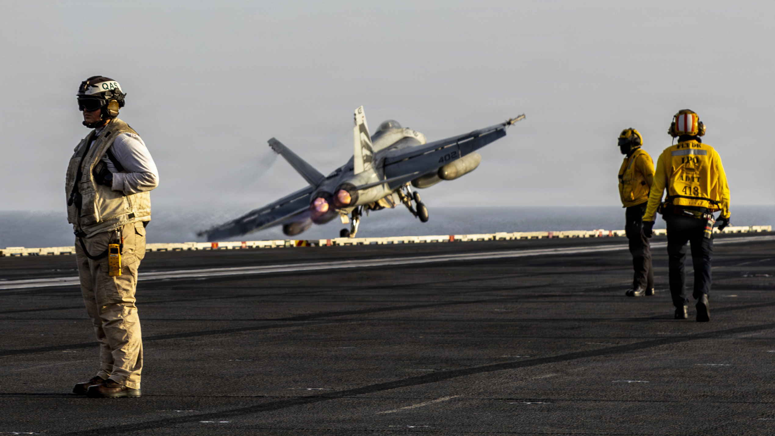 Un F/A-18E Super Hornet despega del portaviones Abraham Lincoln.