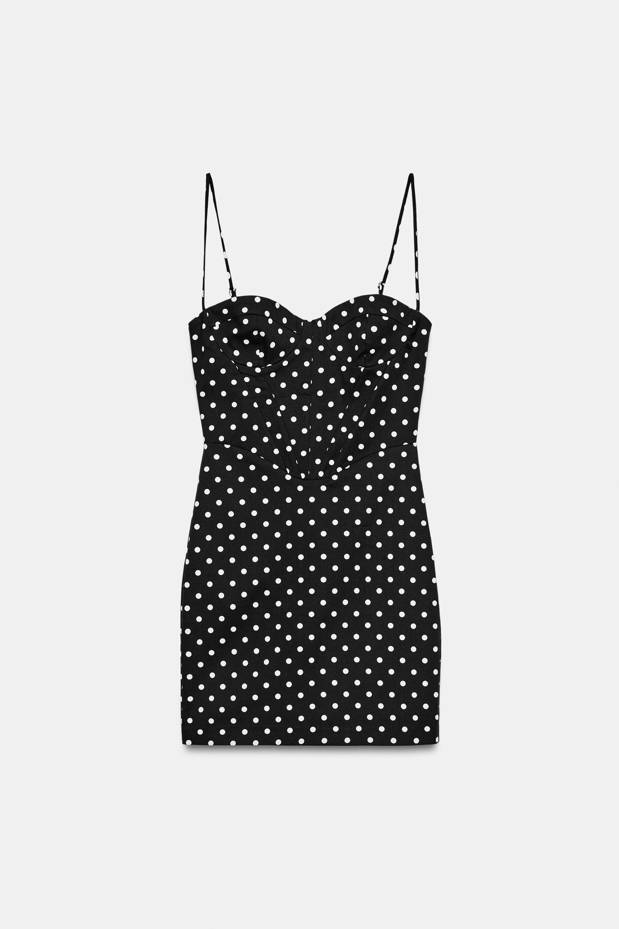 Parece un dise�o de boutique francesa: el vestido de lunares corto con escote coraz�n de Zara est� en tendencia y es la compra maestra de esta temporada para tus eventos de primavera y verano