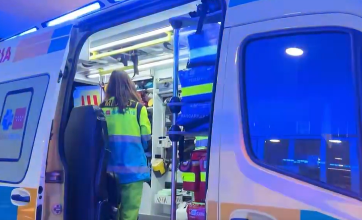 Una ambulancia del Summa en el lugar de la agresi�n.