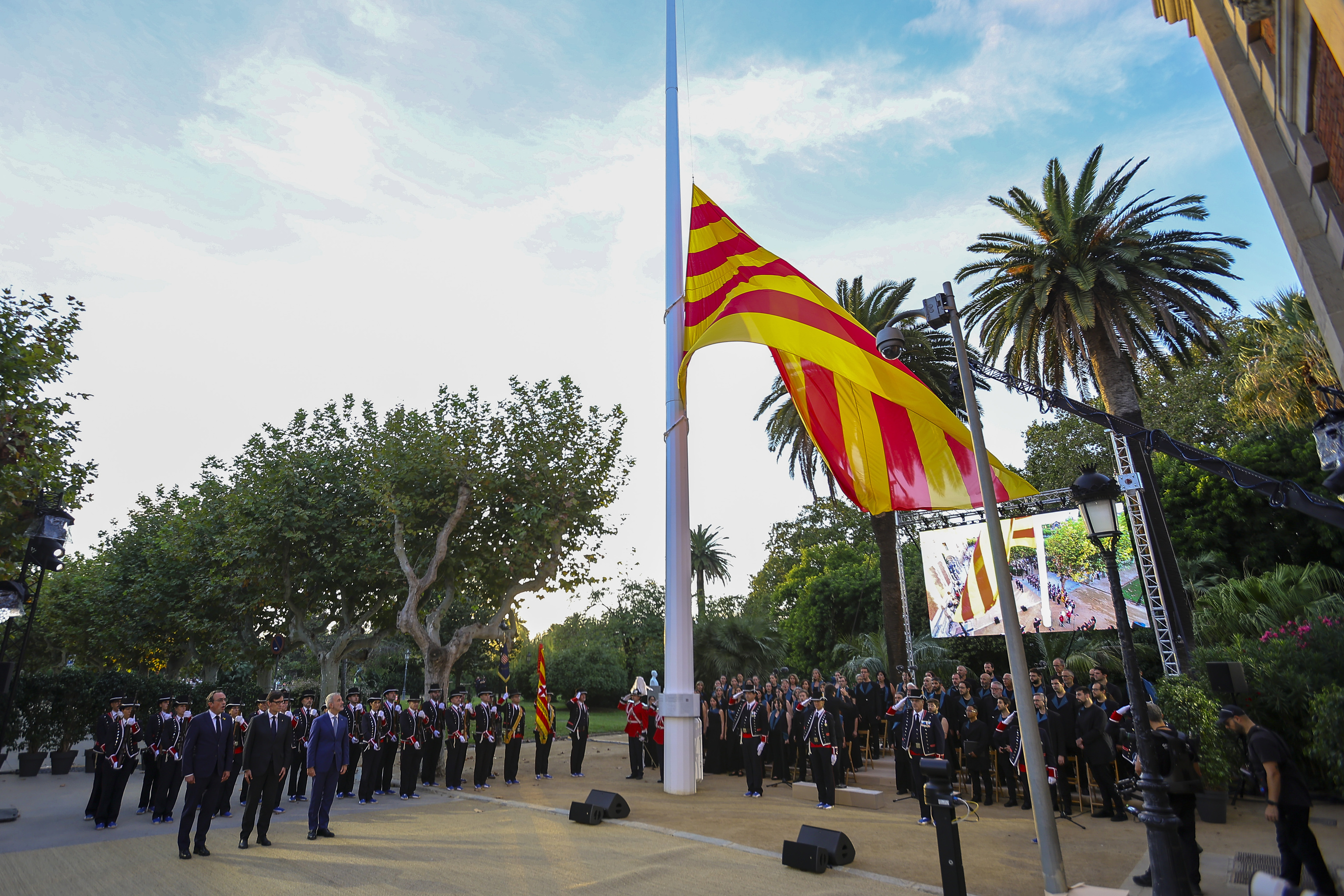 Instalaci�n de la 'senyera' gigante ante el Parlament en la Diada.