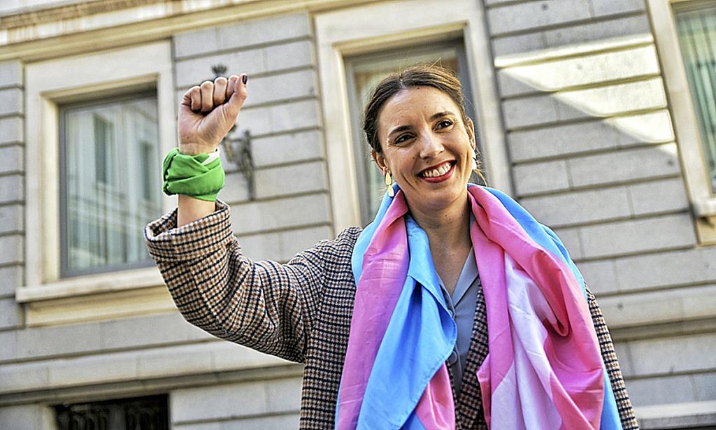 La ex ministra de Igualdad, Irene Montero, posando para los fot�grafos tras la aprobaci�n de la ley trans.