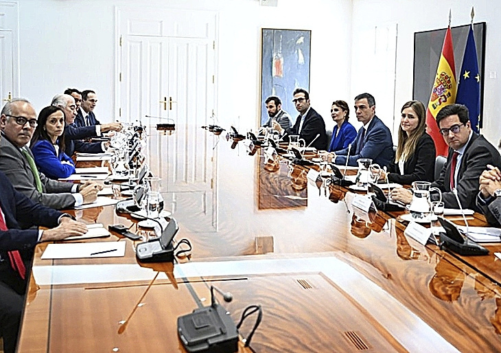 S�nchez y sus ministros durante la reuni�n de urgencia con las el�ctricas el d�a 29 de abril