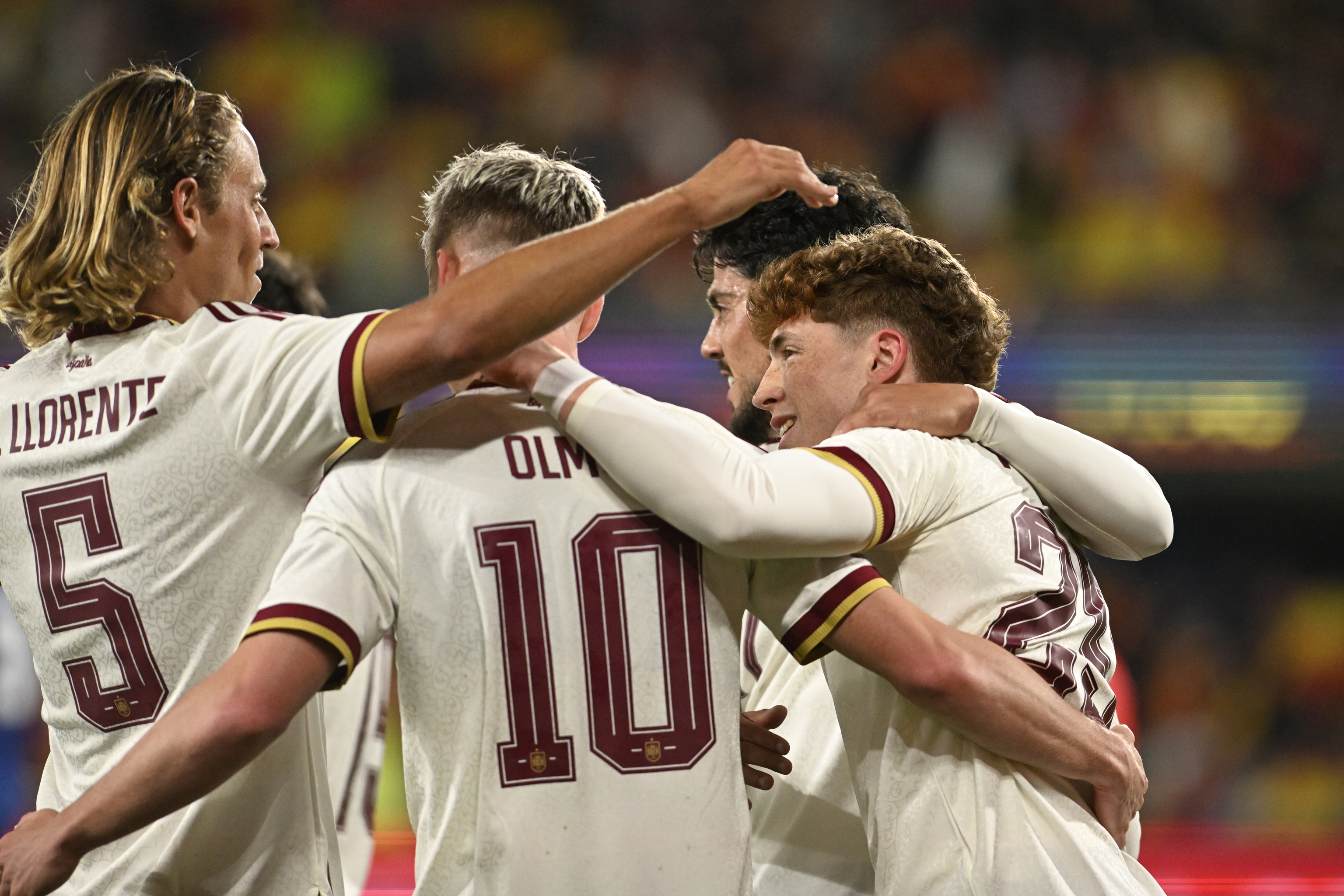 Los jugadores de Espa�a celebran un gol.