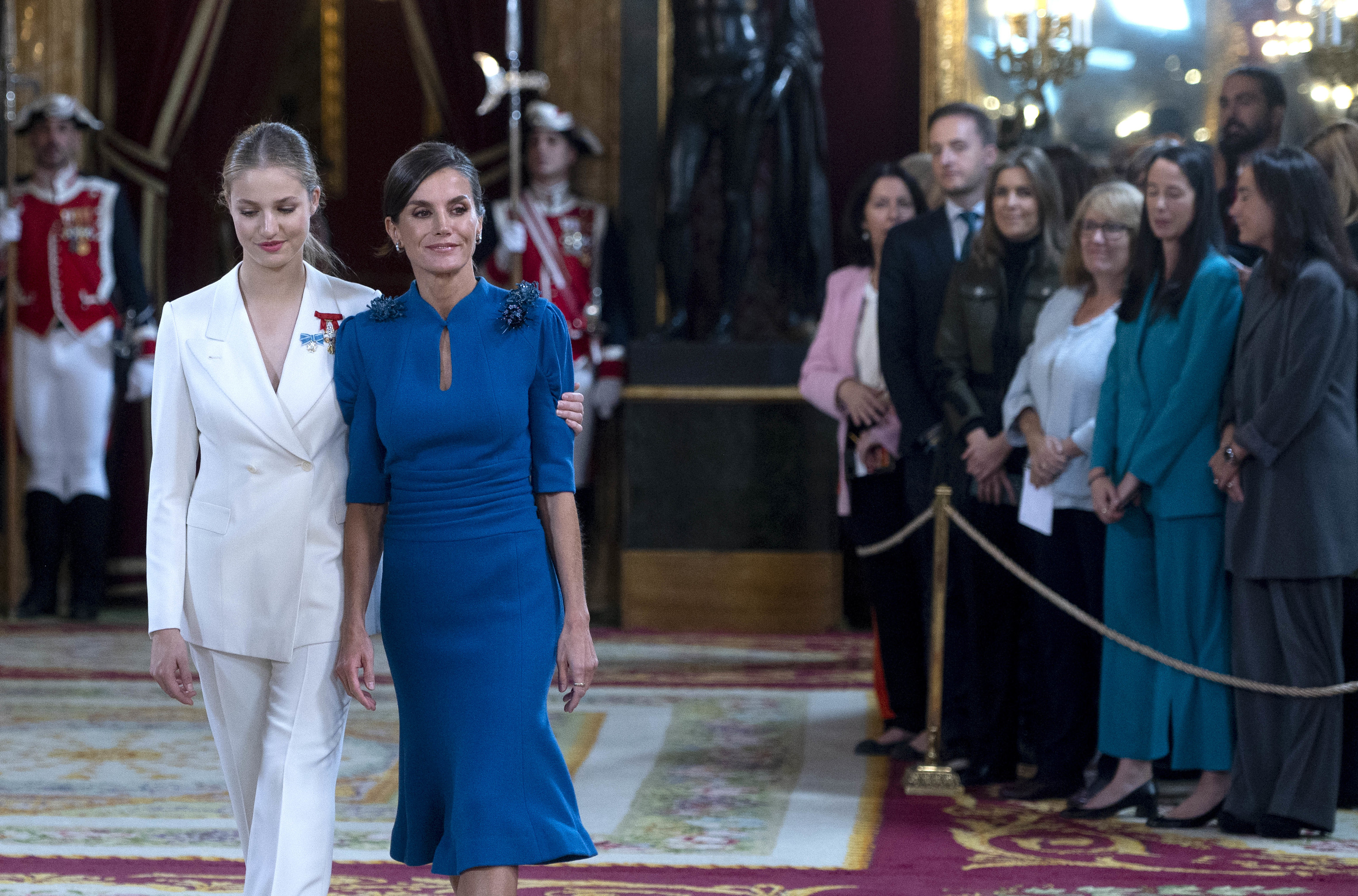 Leonor abraza a Letizia en el juramento de la Constituci�n