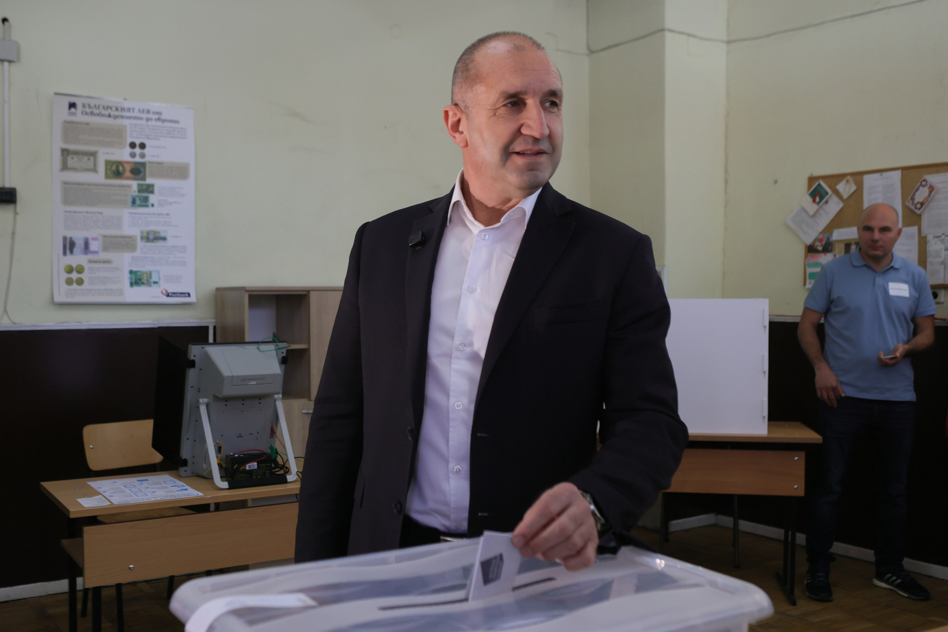 Rumen Radev votando el d�a de las elecciones, en Sof�a.