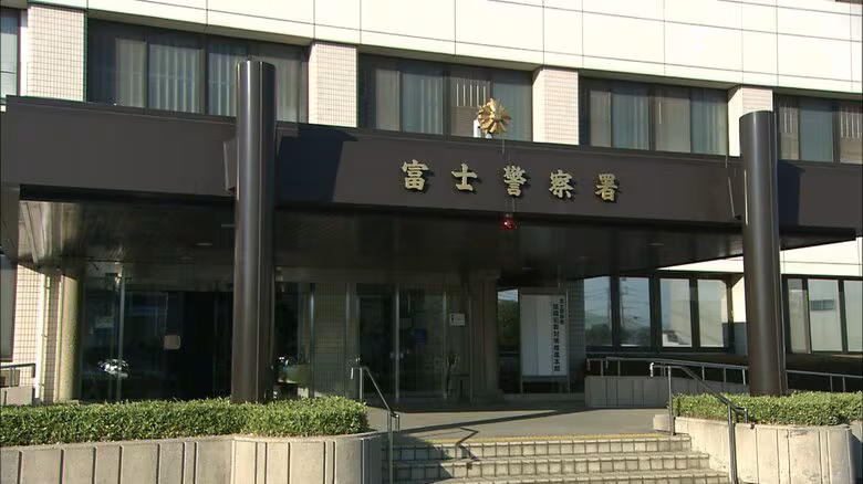 31歳教師の女を現行犯逮捕　夫に包丁を突き付けて脅したか　口論となって…警察が経緯を追及｜FNNプライムオンライン