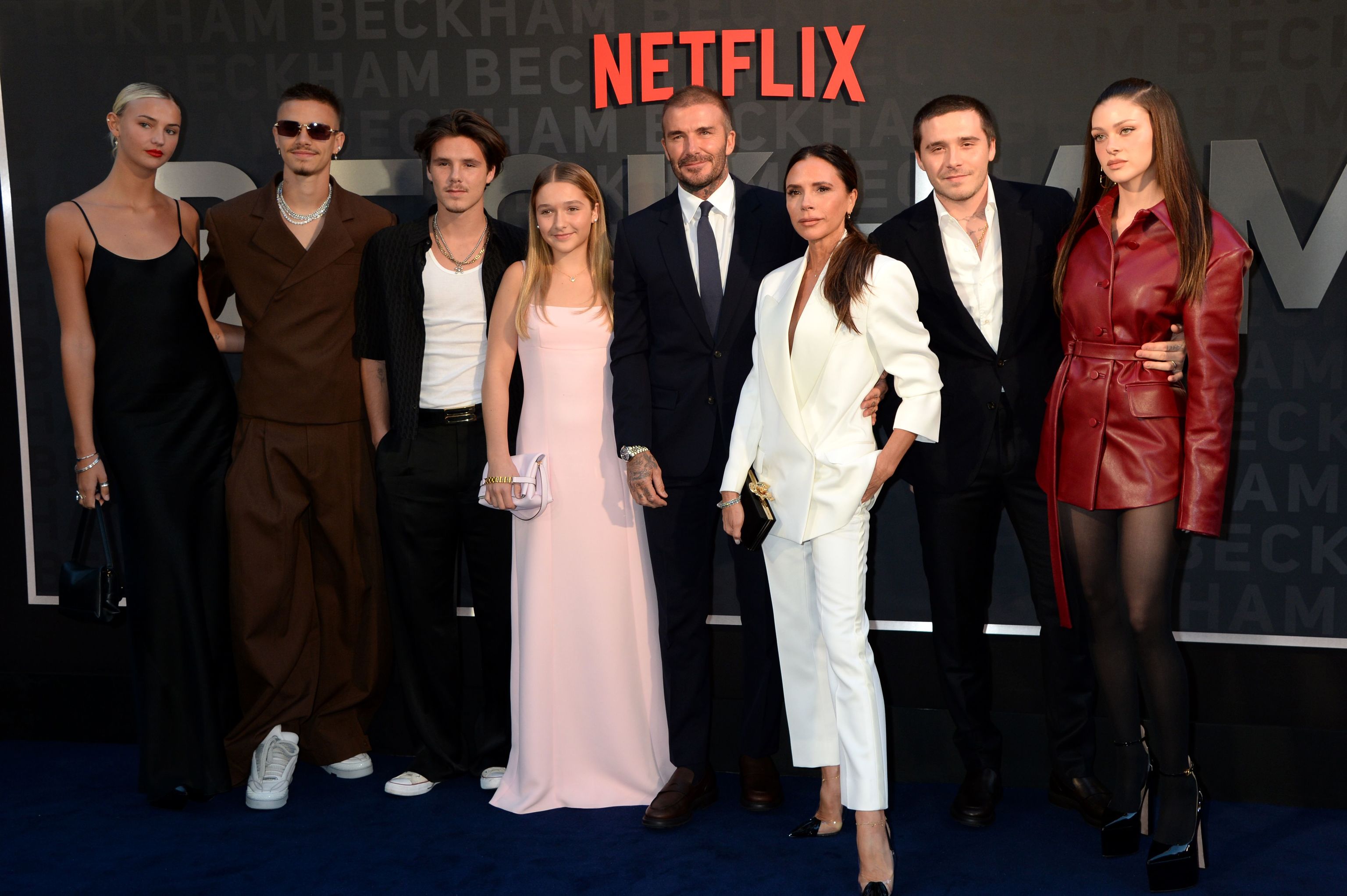 Mia Regan, Romeo Beckham, Cruz Beckham, Harper Beckham, el exfutbolista, la dise�adora, Brooklyn Beckham y Nicola Peltz en el estreno del documental 'Beckham' en Londres, hace tres a�os