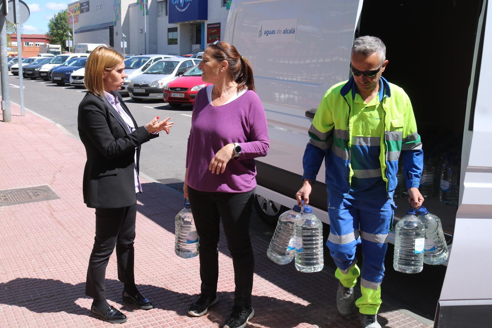 Los operarios ya han comenzado a repartir agua entre los vecinos