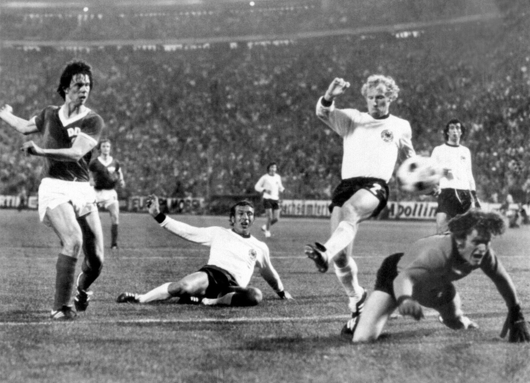 Sparwasser (i) marca ante Hoettges, Vogts y el portero, Sepp Maier.