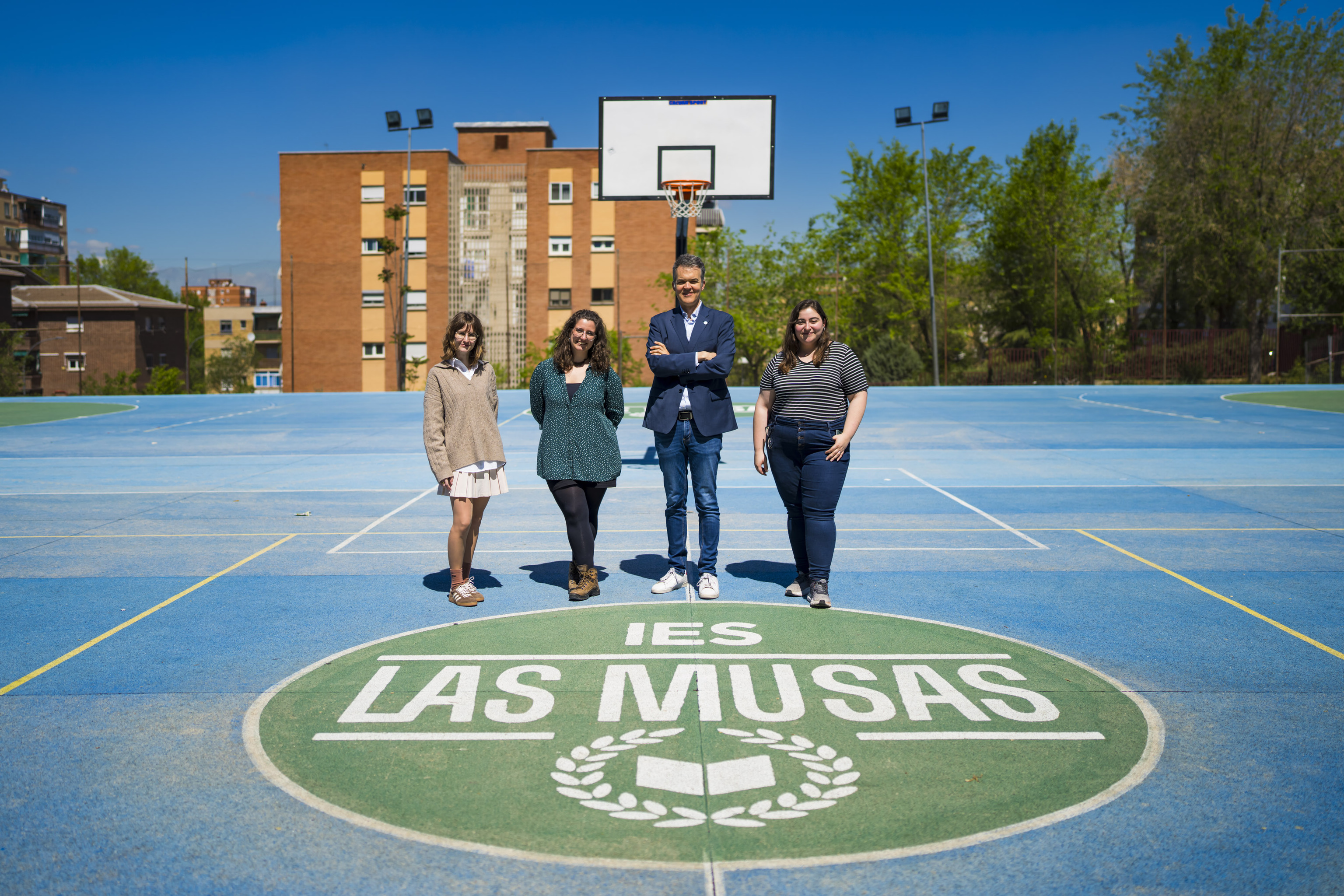 V�ctor Barbero, director del IES Las Musas, con tres profesoras, en el patio del instituto.