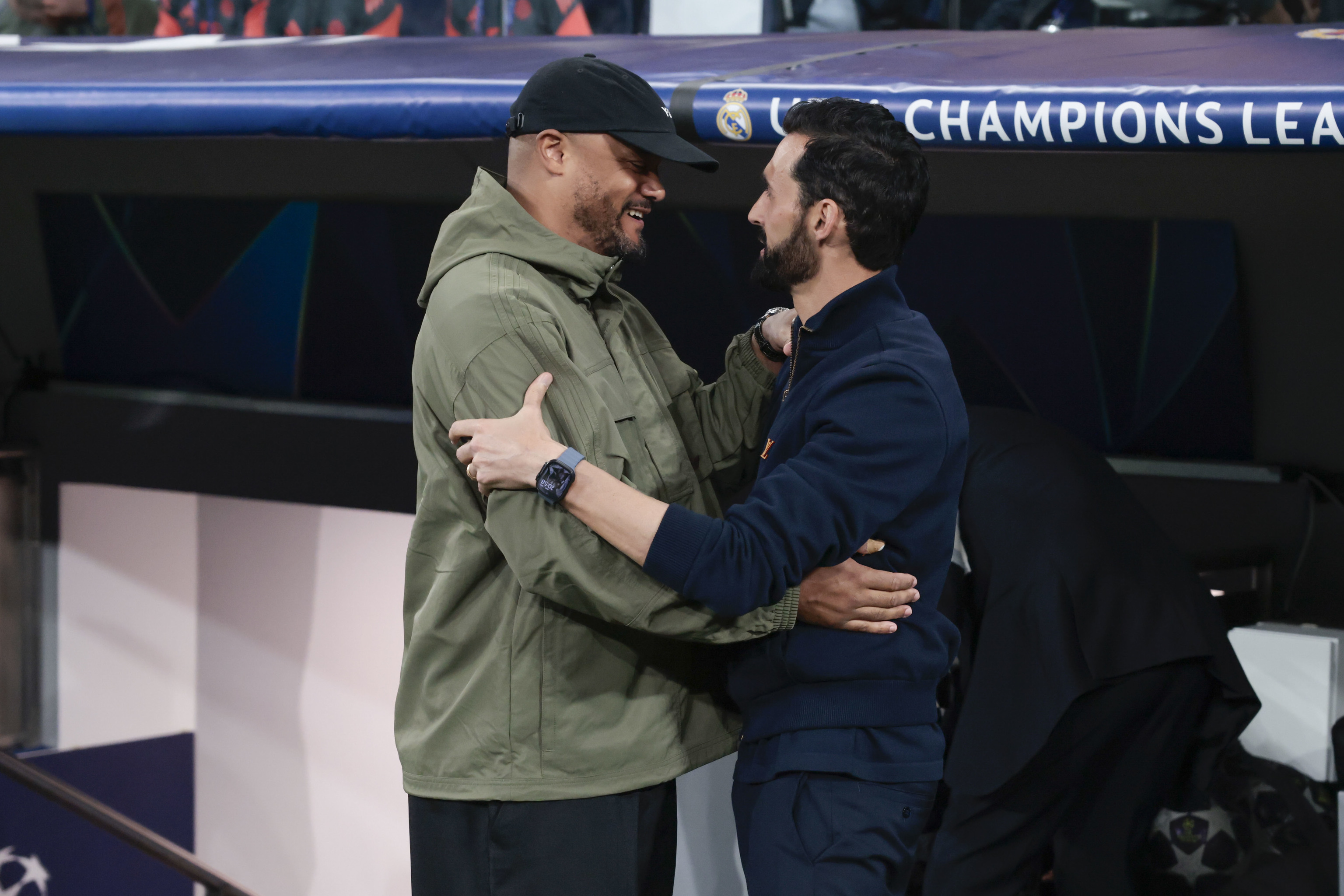 Arbeloa y Kompany se saludan en el Bernab�u.