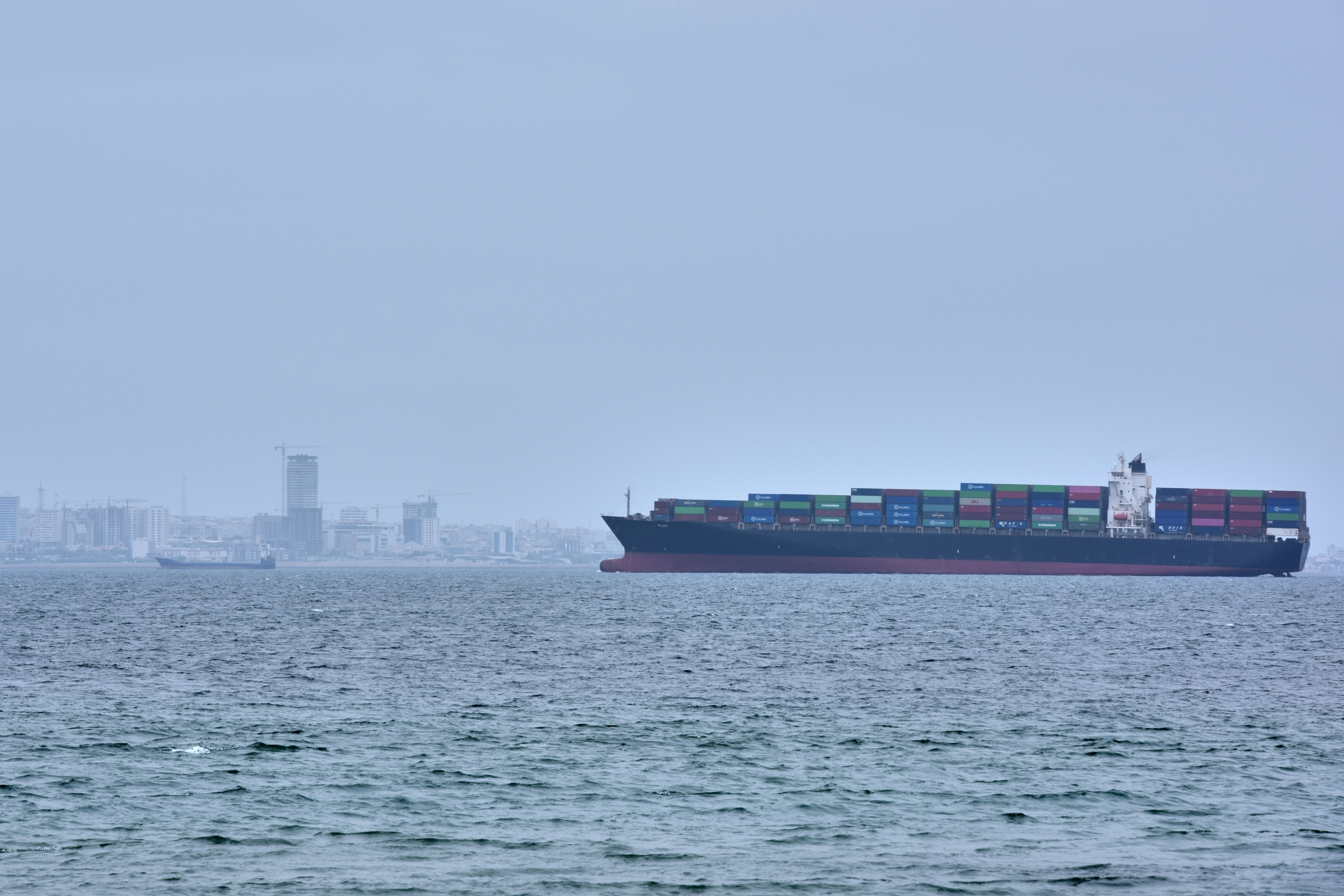 Un portacontenedores, visto en el estrecho de Ormuz frente a la costa de la isla Qeshm.