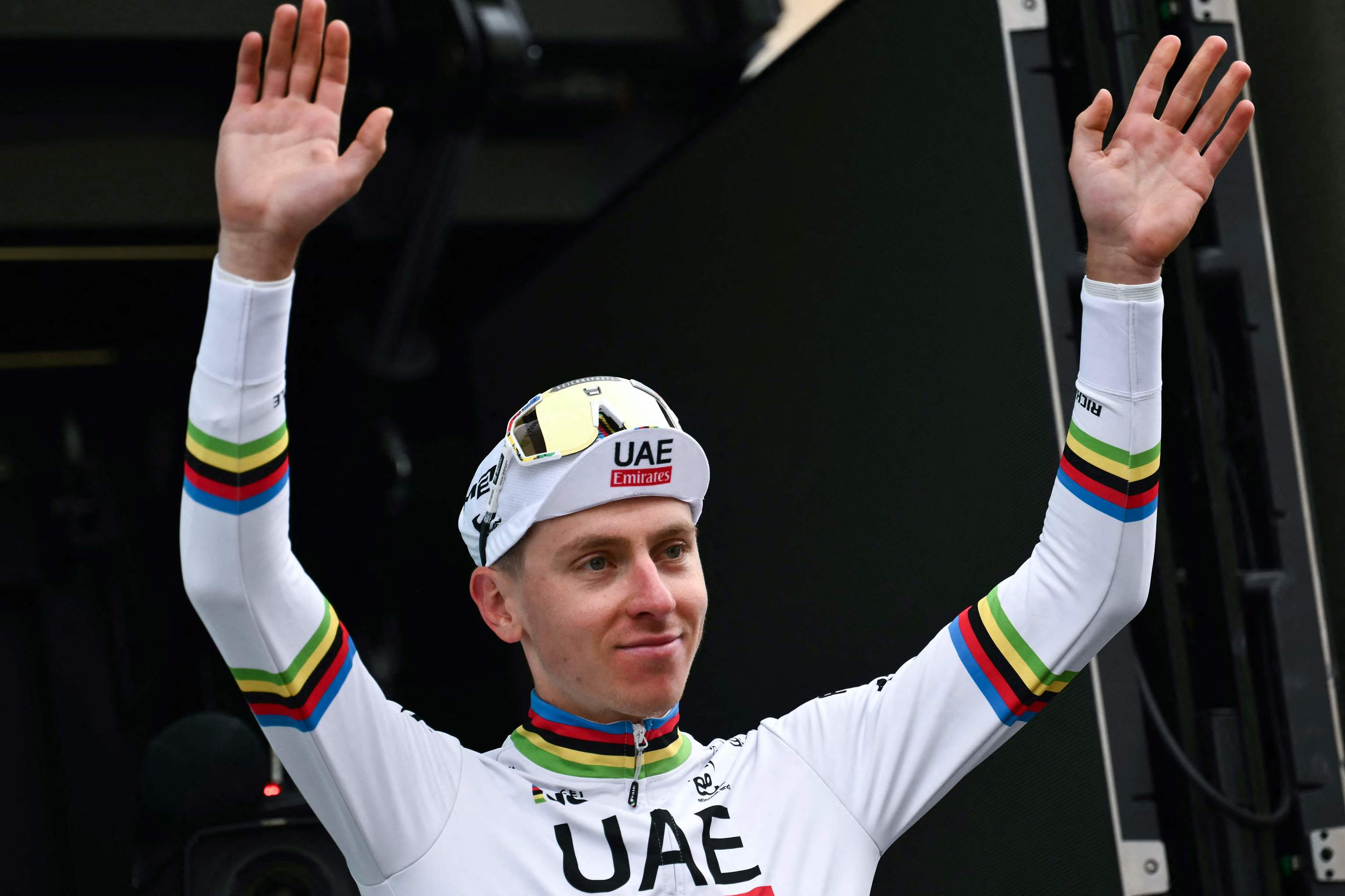 Pogacar celebra una de sus victorias, con el maillot arco iris de campe�n del mundo.