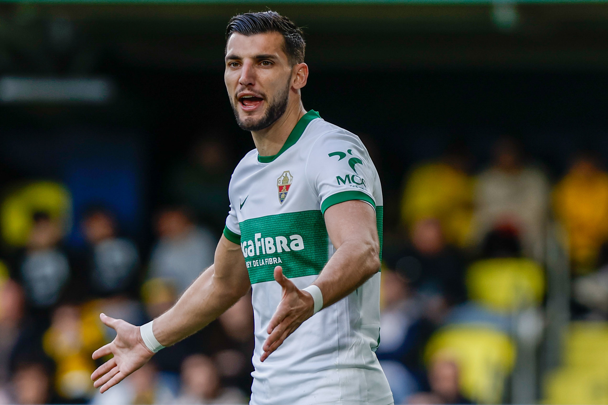 Rafa Mir, en un partido con el Elche.