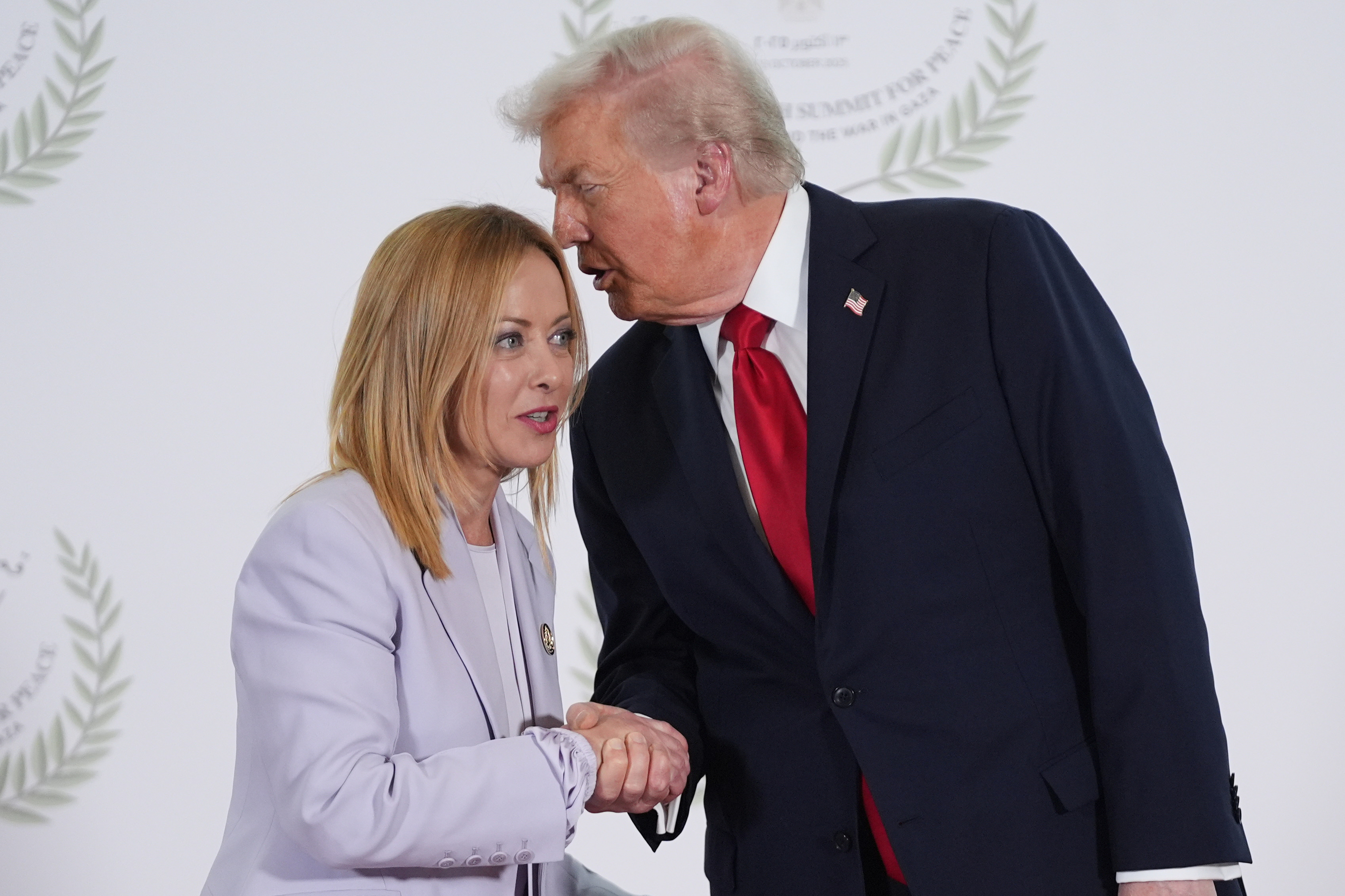 Donald Trump estrecha la mano a Giorgia Meloni durante una cumbre celebrada en Sharm El Sheikh, el pasado mes de octubre.