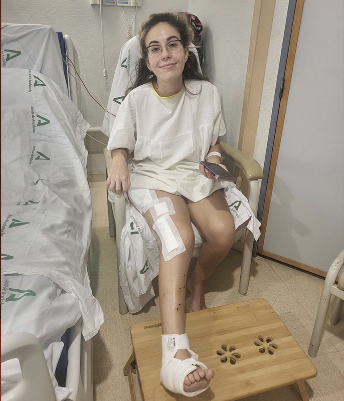 Amalia Montealegre, ya en planta del hospital, fue operada de urgencia para estabilizarla. En la imagen es visible el da�o aparente que sufre en el muslo de su pierna derecha.