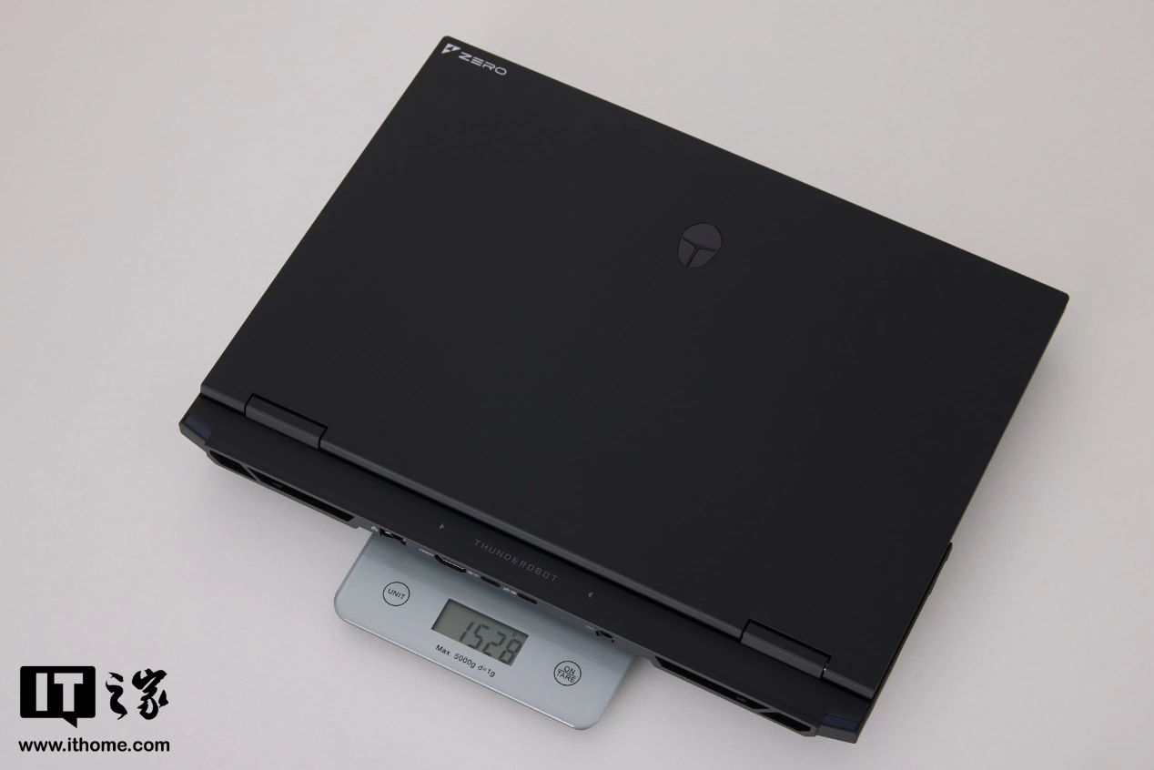 【IT之家开箱】雷神 ZERO Air 15 图赏:仅重 1.54kg 的 OLED 超竞屏轻薄游戏本 图片 2
