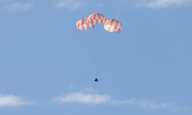La nave Orion, en la que viajaban los cuatro astronautas de la misión, ha descendido a través de la atmósfera terrestre, logrando un amerizaje asistido por paracaídas tras una misión de 10 días.
