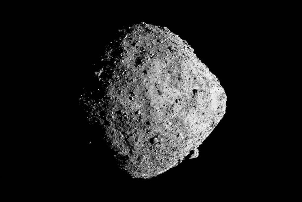 Imagen en mosaico del asteroide Bennu compuesta por 12 im�genes tomadas por la nave espacial OSIRIS-REx desde una distancia de 24 kil�metros.