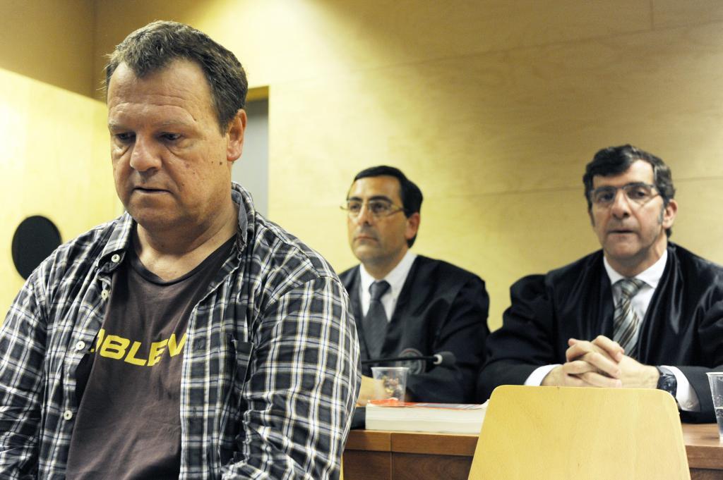 El celador junto a su abogado en el juicio celebrado de 2013