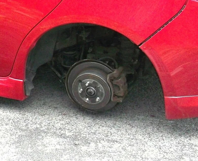 走行中の乗用車の左後輪からタイヤが外れる事故が発生…巻き込まれやケガ人なし…警察がタイヤ交換後の点検呼びかけ＜北海道名寄市＞｜FNNプライムオンライン