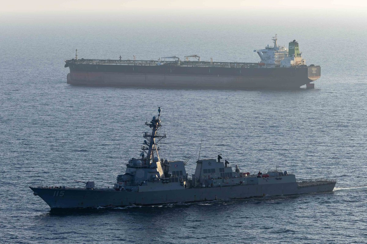 Un destructor de EEUU bloquea los puertos iran�es.