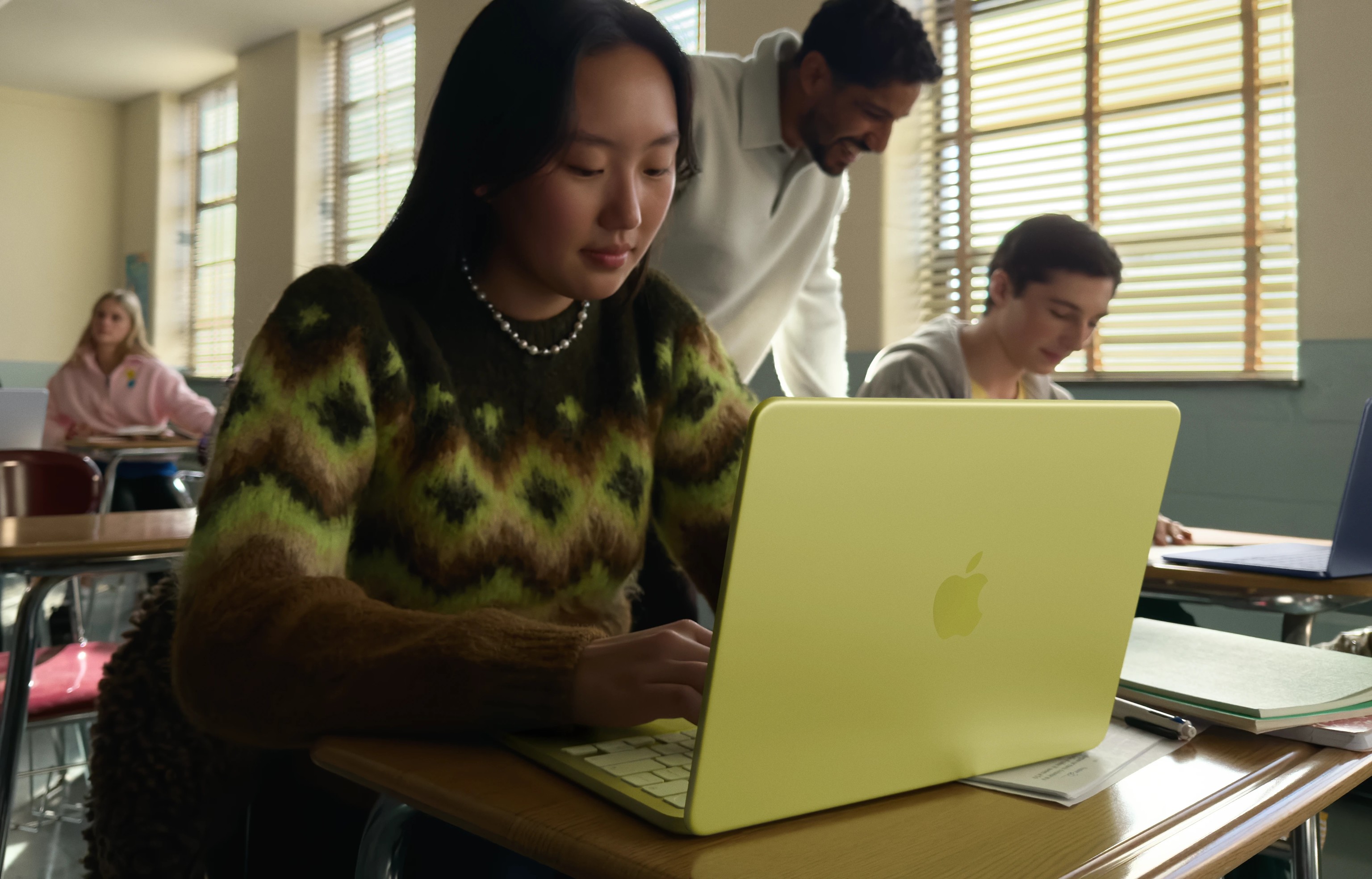 Una joven utilizando el port�til de Apple.