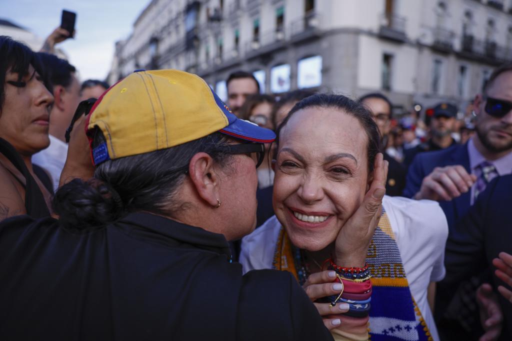 Una seguidora besa a Mar�a Corina Machado, el s�bado, en la Puerta del Sol, en Madrid.