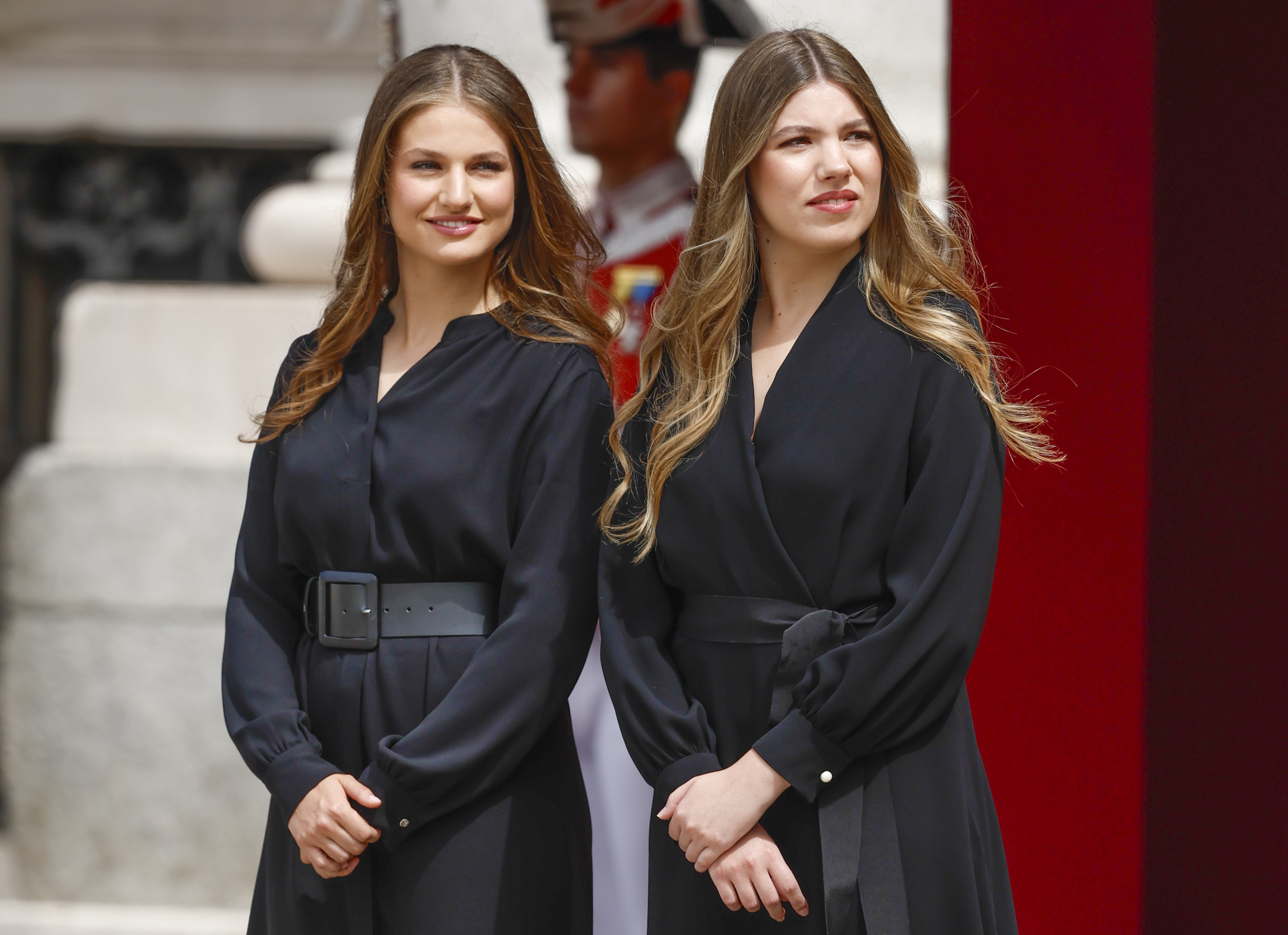 Leonor y Sofía, vestidas de negro, reciben al Papa León XIV en el Palacio Real.