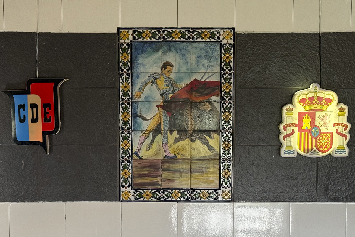 El sabor espa�olista est� en cada detalle. En un pasillo del club, entre el escudo del equipo y el de Espa�a, un torero pega un pase de pecho.