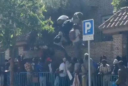 Un momento del asalto a la valle de la ermbajda de Gambia en Madrid.
