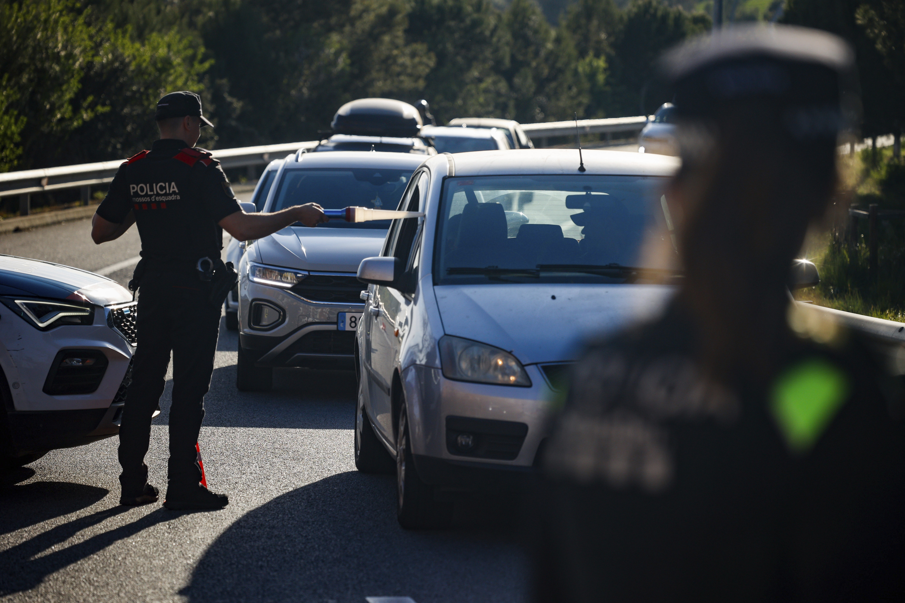 Agentes de los Mossos de Esquadra y de la Polic�a Local de Sabadell realizan un control de tr�fico en una de las entradas al municipio del Vall�s