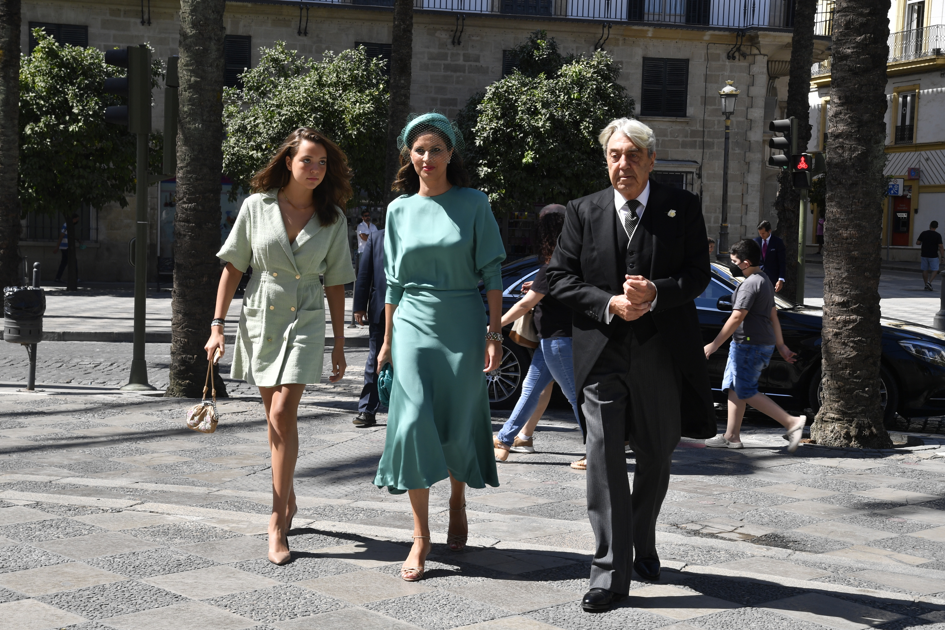 Alejandra Cortina con sus padres en una imagen de 2021