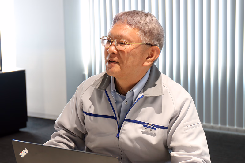 取材に応じる、TOTO執行役員セラミック事業部長の升本浩之氏。入社以来、ずっとセラミック事業に携わってきた。