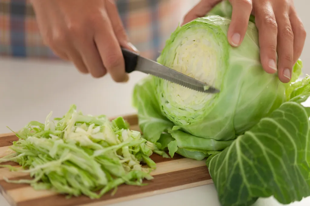 Debes cortar el repollo en tiras finas para que sea más rápido de hacer. - iStock